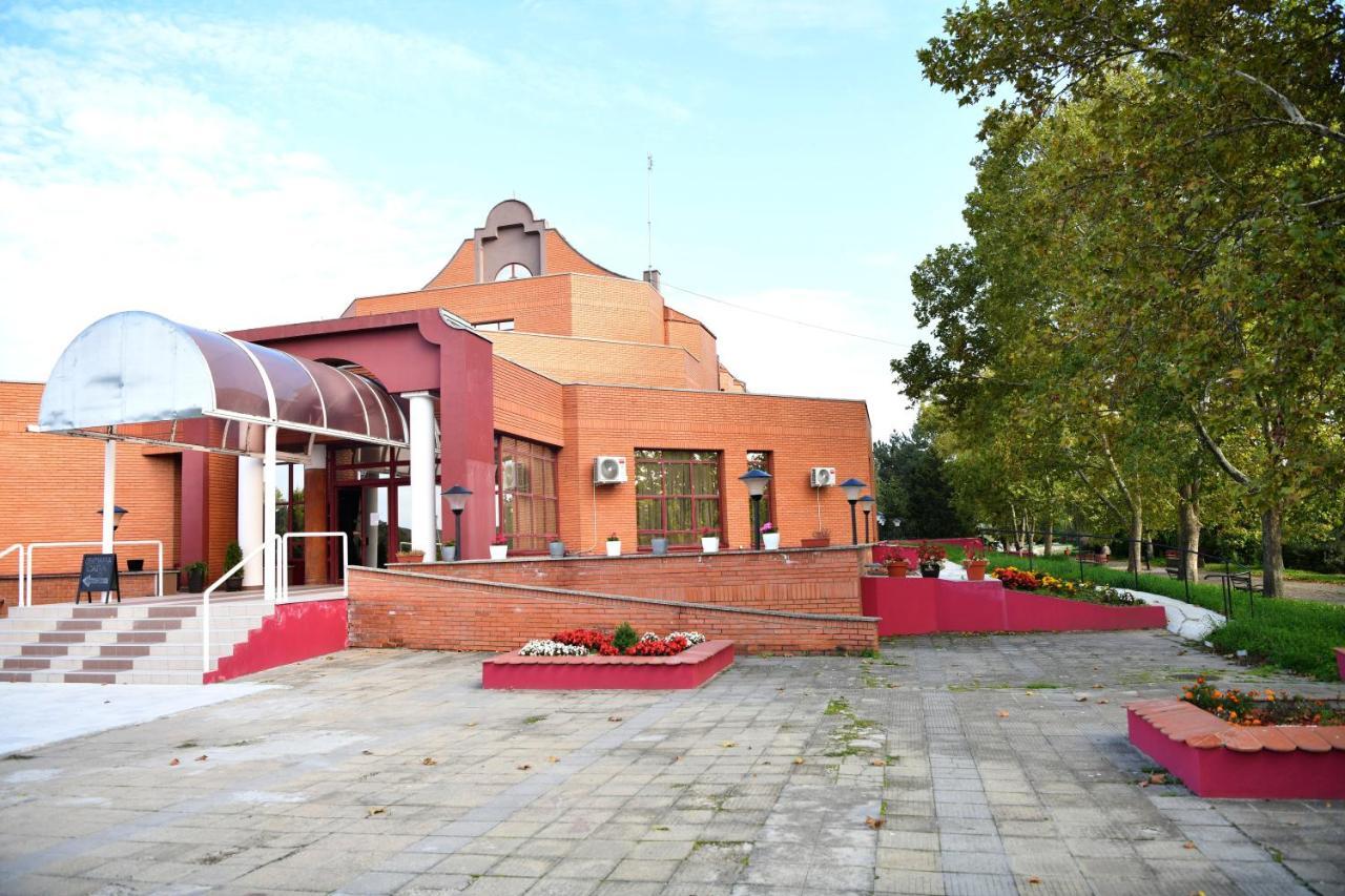 Zlatna Obala Hotel Bečej Екстериор снимка