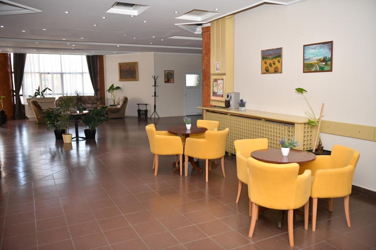 Zlatna Obala Hotel Bečej Екстериор снимка